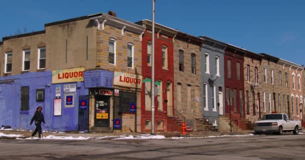 En spritbutik i Baltimore slum — Stockvideo