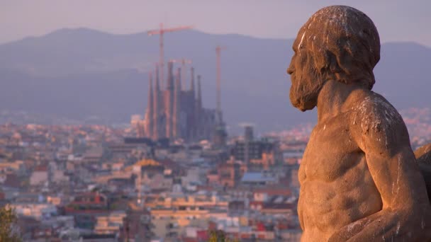 Линия горизонта Барселоны со статуей на переднем плане — стоковое видео