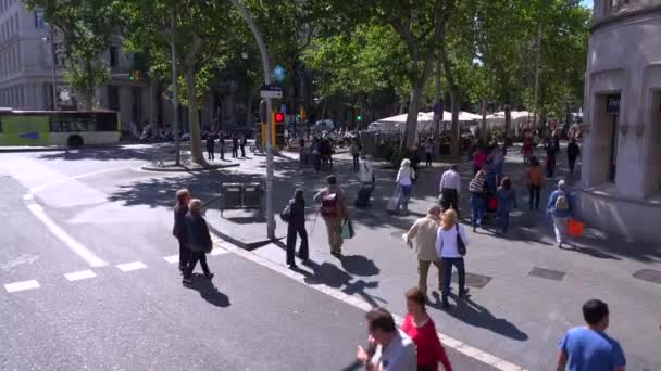 Intersection with pedestrians crossing street in Spain — Stock Video