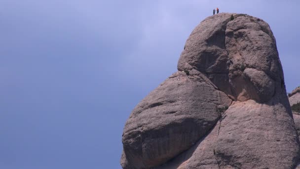 As pessoas escalam os altos picos da montanha — Vídeo de Stock