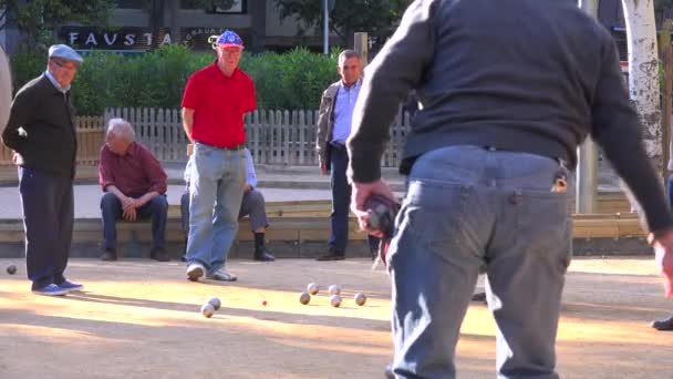 Gepensioneerde mannen SpeelSpel van kommen — Stockvideo