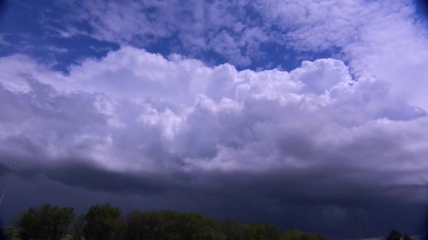 Nubes de trueno se ciernen en el horizonte — Vídeo de stock