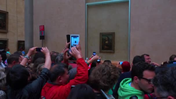 Toeristen in de buurt van Mona Lisa schilderij — Stockvideo