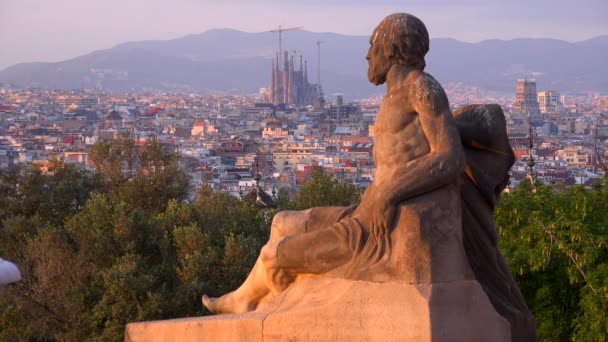 Barcelona skyline med staty i förgrunden — Stockvideo