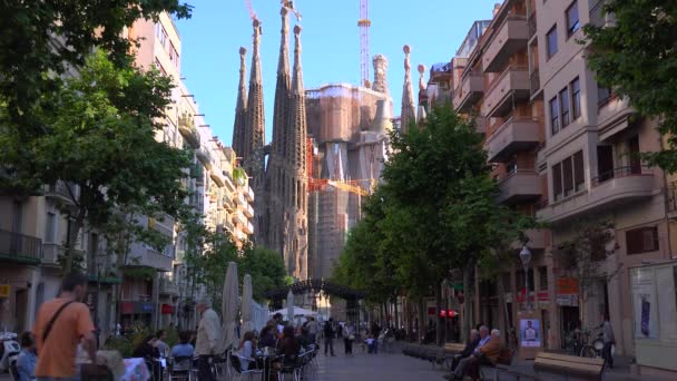 Sagrada Familia katedralen bland lägenheter — Stockvideo