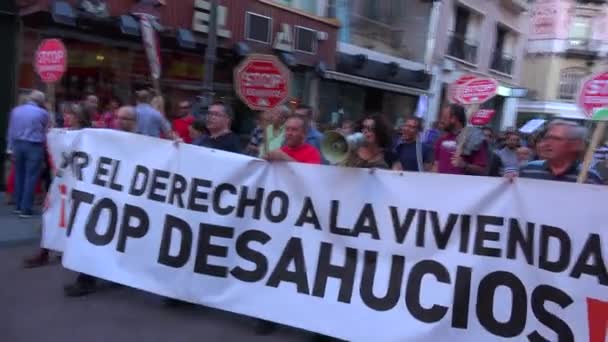 Protestos durante um grande comício na Espanha — Vídeo de Stock