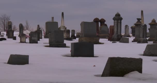 Традиционное кладбище в снегу . — стоковое видео