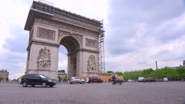 Verkeer cirkels rond de Arc De Triomphe — Stockvideo