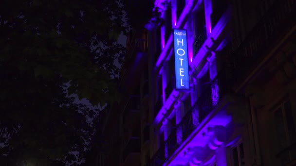 Neonový nápis hotelu v noci. — Stock video