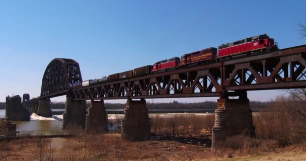 Treno si muove attraverso il ponte — Video Stock