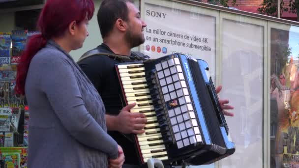 Músicos callejeros en Barcelona — Vídeos de Stock