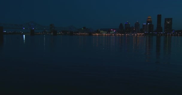 Louisville over de Ohio-rivier bij nacht. — Stockvideo