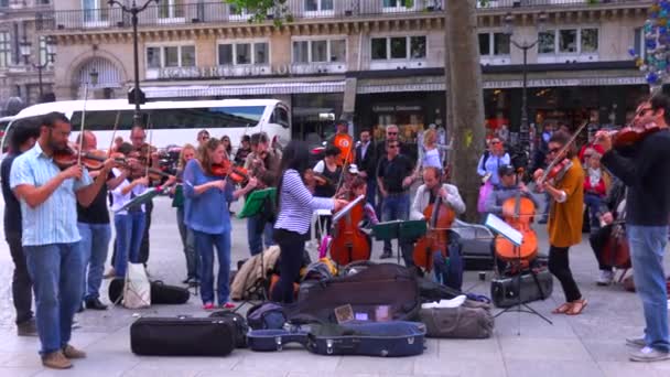 Symfonie Orkest in straat kleren — Stockvideo