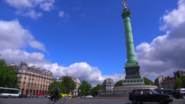Una rotonda en el barrio de la Bastilla de París — Vídeo de stock
