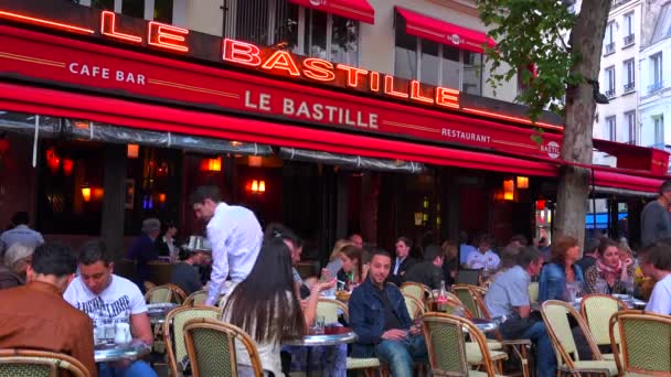 古典的なパリの屋外カフェ — ストック動画