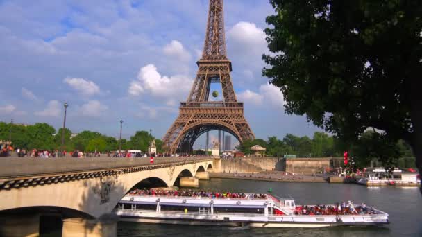 Flodbåt pass på floden Seine — Stockvideo