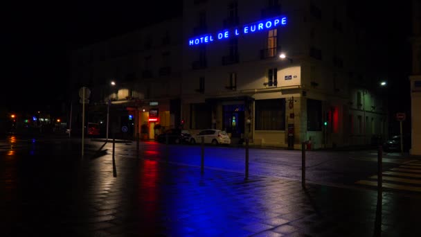 Hotel teken weerspiegeld in regenachtige straten — Stockvideo