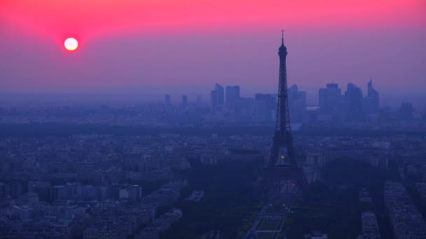 Torre Eiffel y París al atardecer — Vídeos de Stock