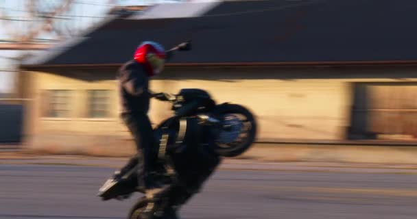 Cavalier effectue des cascades sur la moto — Video