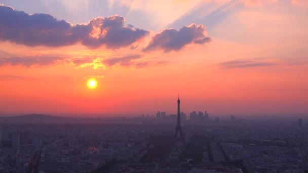 Torre Eiffel e Paris ao pôr do sol — Vídeo de Stock