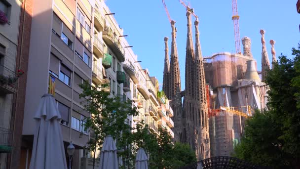 Sagrada Familia kathedraal onder appartementen — Stockvideo