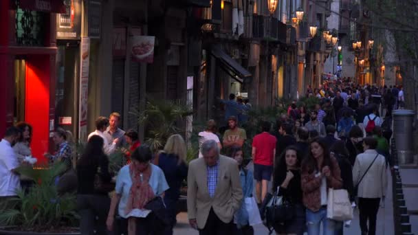 Pessoas andando em Barcelona — Vídeo de Stock