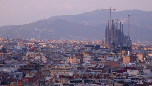 Skyline de Barcelona con Sagrada Familia — Vídeos de Stock