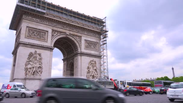 Verkeer cirkels rond de Arc De Triomphe — Stockvideo