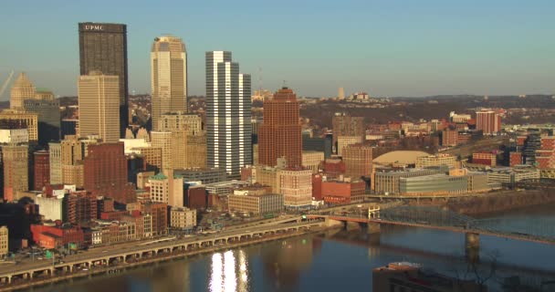 Centro de Pittsburgh al anochecer — Vídeo de stock