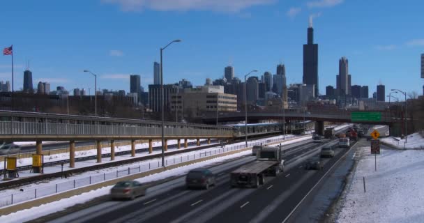 汽车行驶在高速公路上 — 图库视频影像