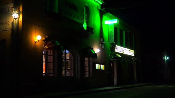 Отель ночью с мигающими неоновыми вывесками — стоковое видео