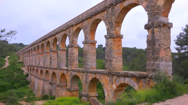 Roman aqueduct crosses a canyon — Stock Video