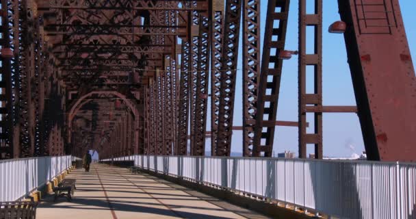 Un hombre cruza el puente — Vídeos de Stock