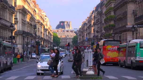 Trafiken går i Paris. — Stockvideo