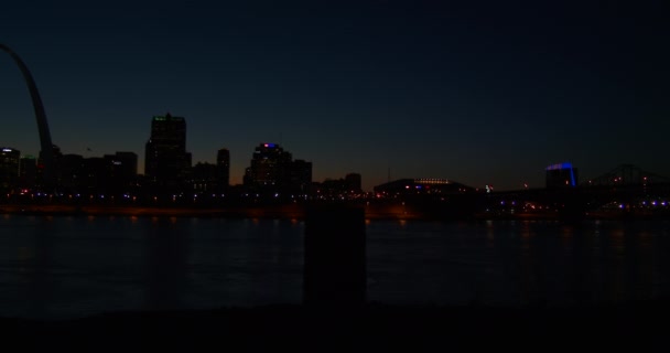 Сент-Луис ночью, включая арку — стоковое видео