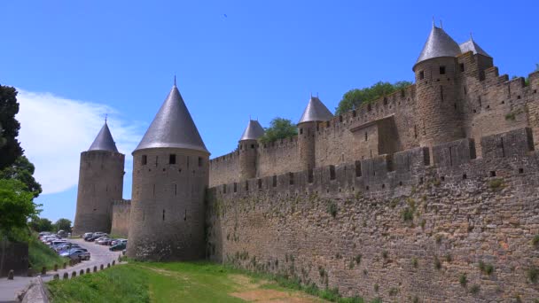 Murallas alrededor del hermoso castillo — Vídeo de stock