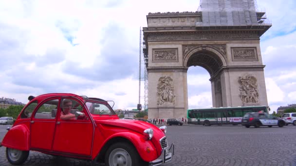 Arc de Triomphe in Parijs. — Stockvideo