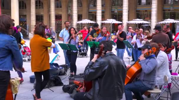 Az utcai ruha elhelyezésére szimfonikus zenekar — Stock videók