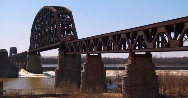 Tren se mueve a través del puente — Vídeo de stock