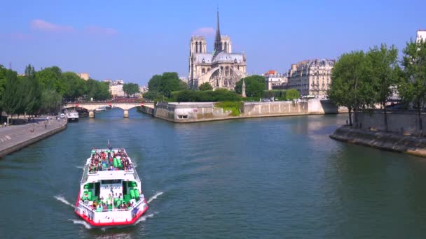 Riverboat подорожує по Сені — стокове відео