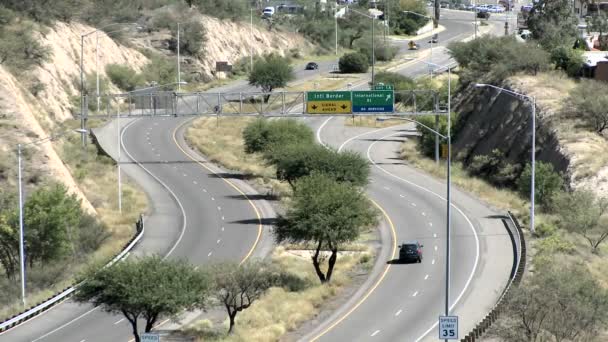 Voertuigen reizen langs een snelweg — Stockvideo
