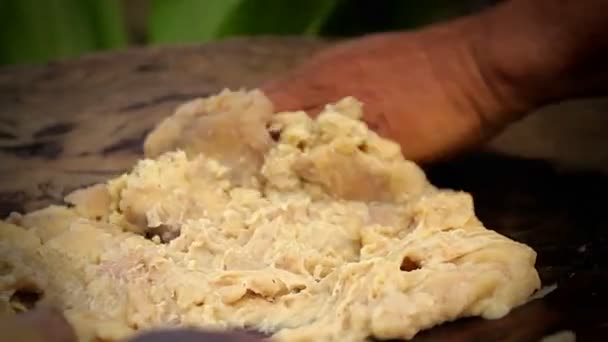 Pasta de Poi se muele en un mortero ion hawaii . — Vídeos de Stock
