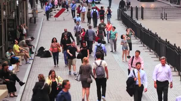 Пешеходы, идущие по Уолл-стрит — стоковое видео