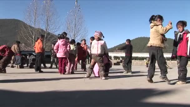 Çinli çocuklar bir okul bahçesinde oyun oynamak — Stok video