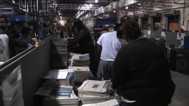 Рабочие складывают бумаги — стоковое видео