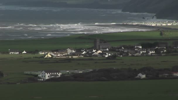 Un pequeño pueblo en Irlanda — Vídeos de Stock