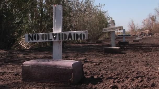 Τάφοι είναι μαρκαρισμένες με σημάδια — Αρχείο Βίντεο