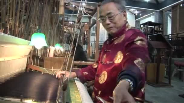Chinese workers weave on a hand loom — Stock Video
