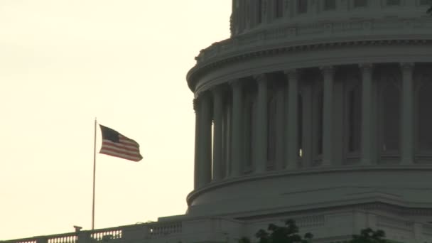 Capitol Building i Washington med amerikanska flaggan — Stockvideo