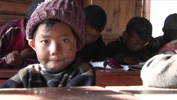 Čínské děti pilně studovat na venkovské škole — Stock video